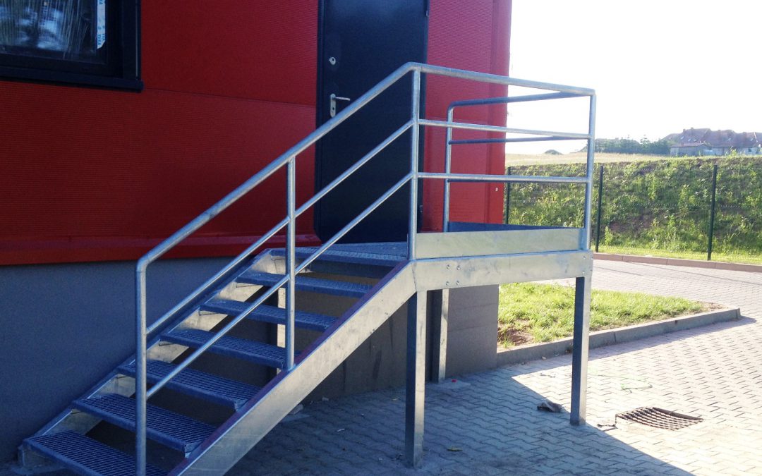 Schody stalowe ocynkowane dla centrum logistycznego
