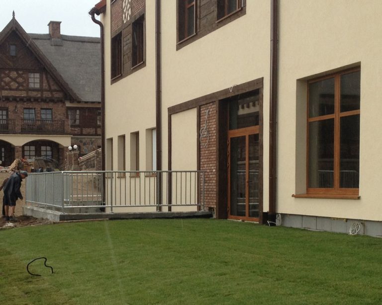 Wykonanie i montaż balustrad ocynkowanych w hotelu.