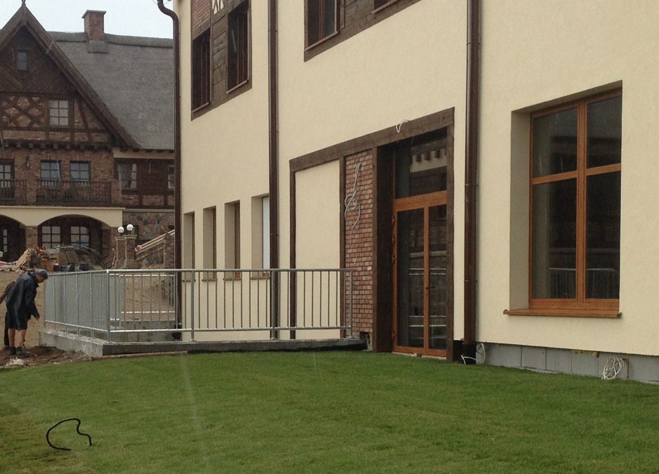 Wykonanie i montaż balustrad ocynkowanych w hotelu.