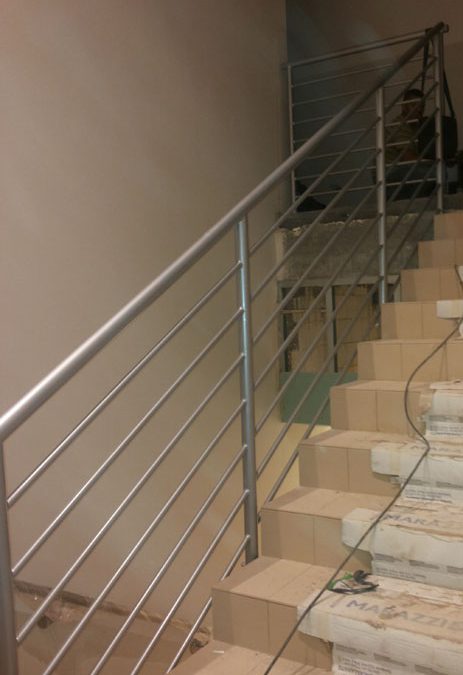 Wykonanie i montaż balustrad wewnętrznych w hotelu.