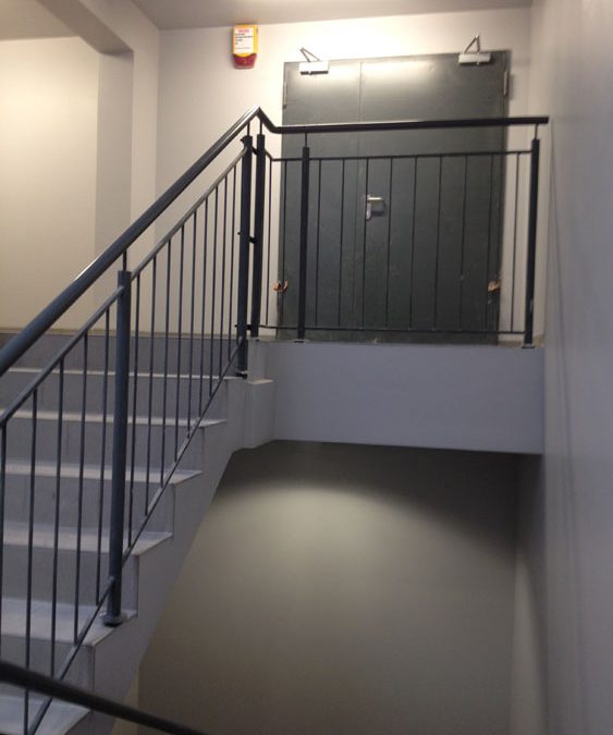 Balustrady i pochwyty na klatce schodowej galerii handlowej. Furtka antypaniczna