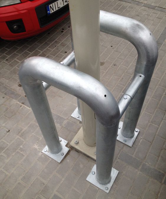 Wykonanie odbojów lamp na parkingu centrum handlowego