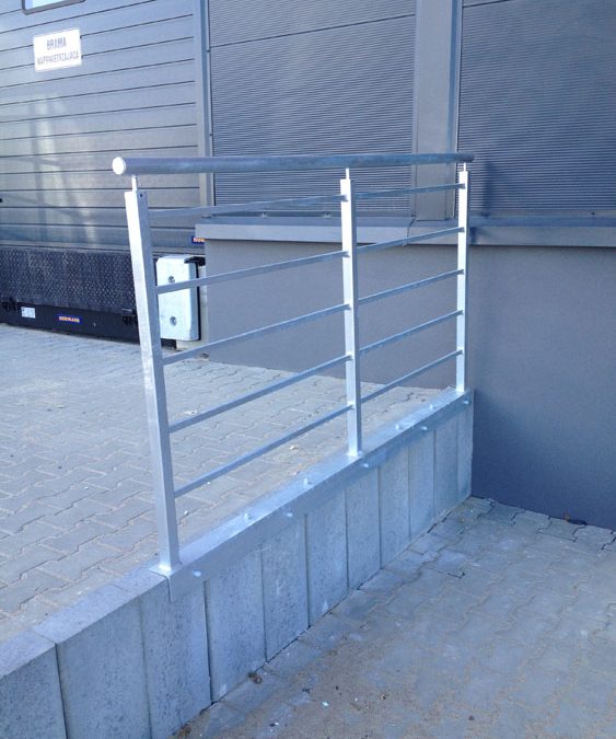 Wykonanie i montaż balustrad ocynkowanych z kątownikiem nakładanych na płyty betonowe.